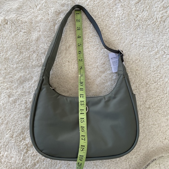 ❤️ Lululemon Mini Shoulder Bag 4L Grey Sage NWT - Picture 5 of 16